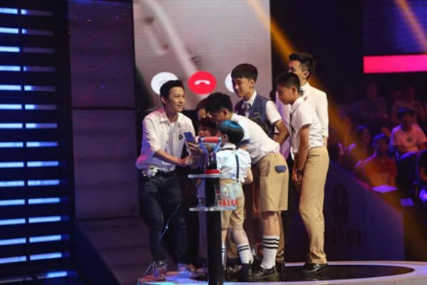 演员吴磊生病图片流出   何炅问候吴磊引其泪奔