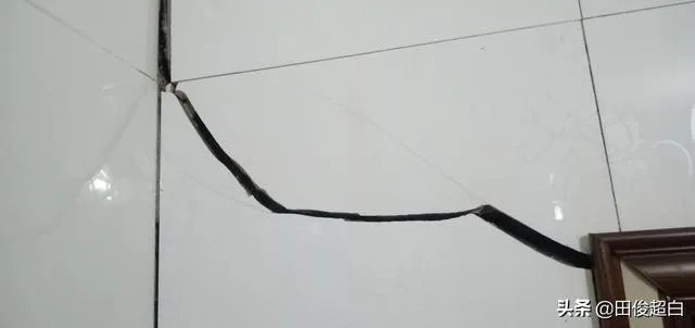 为什么农村的自建房会出现墙面裂缝、开裂、返潮的质量问题？问题出在哪？该怎么解决？