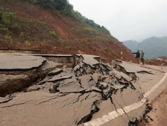 宜宾山体滑坡致使车辆被巨石砸中，山体滑坡是怎么造成的？