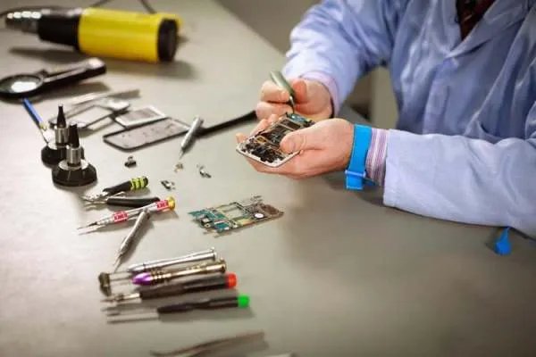 海南一女生喝奶茶溅入电脑显示屏,致蚂蚁筑巢,蚂蚁进入电脑中该怎么办?