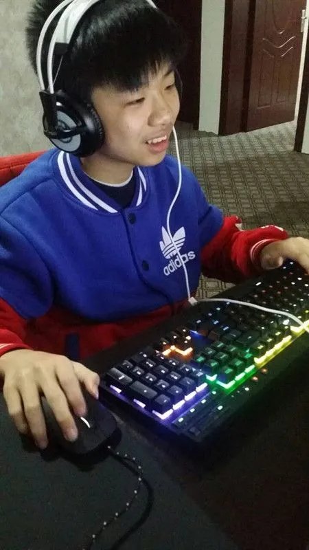 12岁少年直播LOL月入3万 绰号幼年厂长获多家职业队邀约