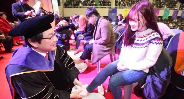 为什么韩国大学校长教授为新生洗脚？