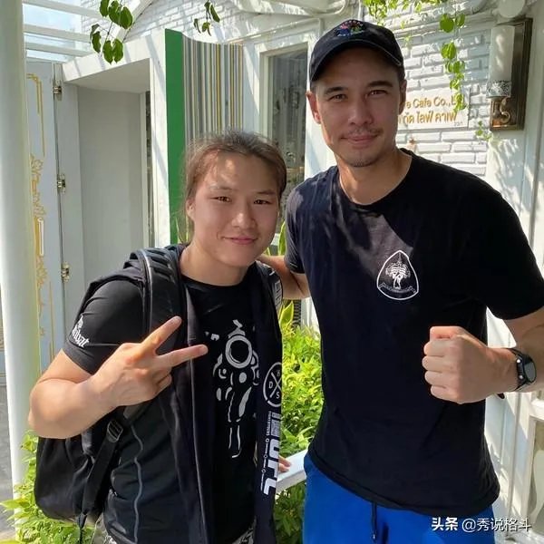 张伟丽对乔安娜的粉丝做什么了？