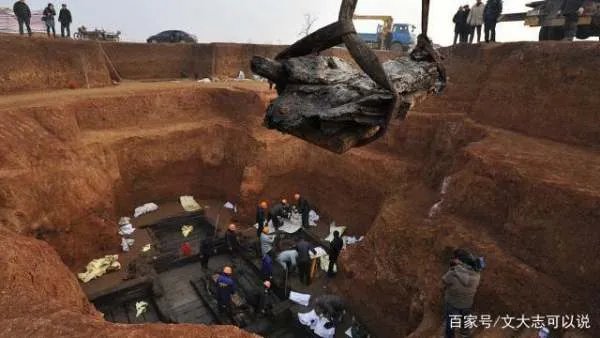 千年古墓有9条盗洞，文物却一件也没丢，专家打开石棺后发现了什么？