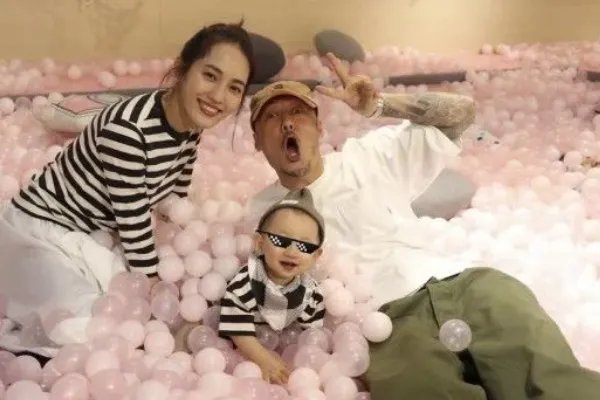 余文乐520晒照表白妻子，他的老婆有何背景？