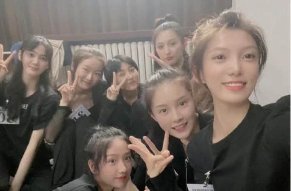 同为新生，张子枫赵今麦同学合影差距大，为什么一个不起眼一个鹤立鸡群？