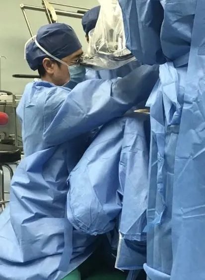 医生手术跪3小时大家怎么看？