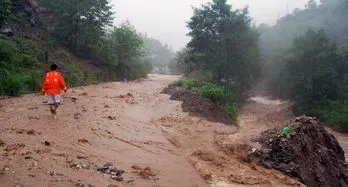 湖北宜昌暴雨引山洪，多车沿山路漂流而下，突发山洪该如何自救？