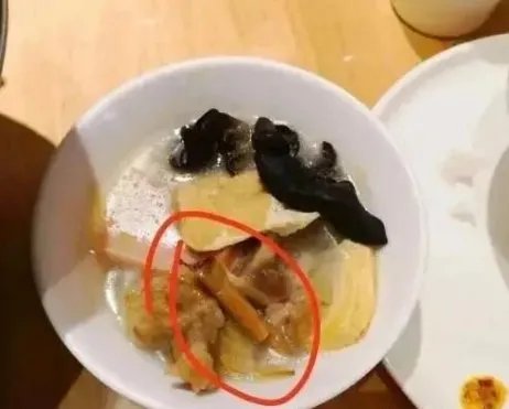 厨师向炒菜锅吐口水引起热议，你怎么看？