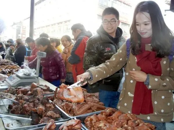陕西西安一物理学硕士摆摊卖卤味,这位博士为何这么做?