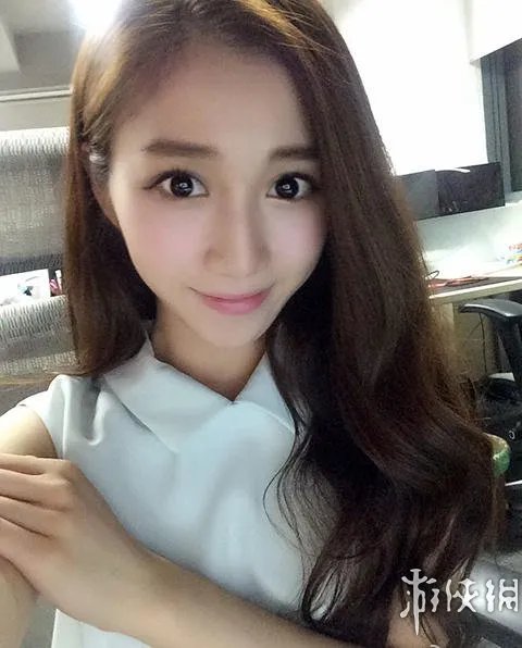 《LOL》最美游戏女主播登男人装：火辣身材一览无遗