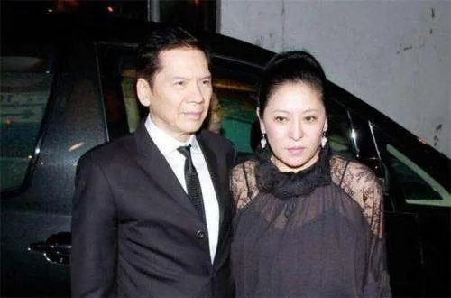 向华强让成龙下跪是真的吗