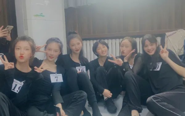 同为新生，张子枫赵今麦同学合影差距大，为什么一个不起眼一个鹤立鸡群？