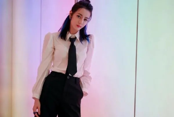 迪丽热巴09年毕业合照曝光  扎着马尾清纯十足