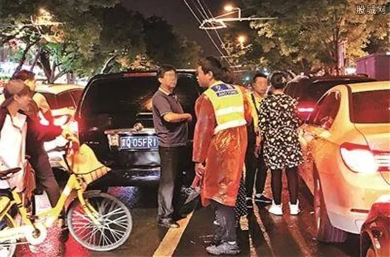 夜间停车现黑收费 声称执行不一样的收费政策