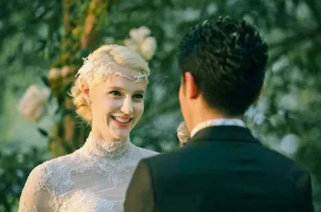 撒贝宁升级当爸爸，何炅提着礼物去看孩子，撒贝宁当时是怎么做的？