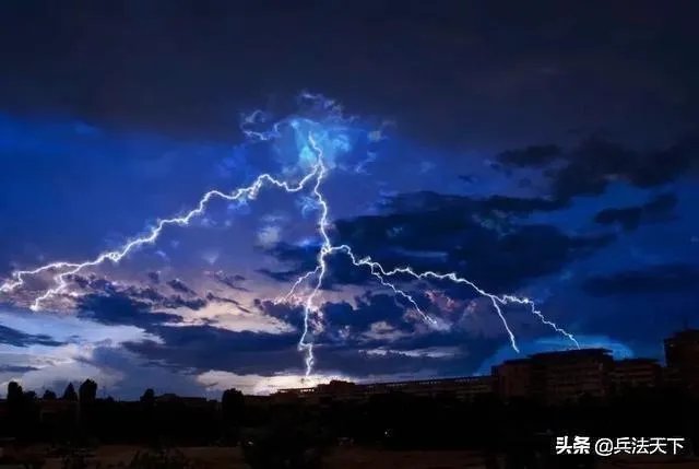 如何看待美国最大国旗被雷劈断，华盛顿纪念碑也遭雷击呢？