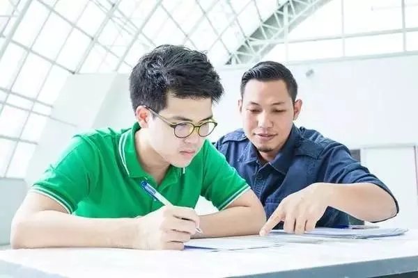 黄磊曾经骂哭过谢娜，说她“肤浅”，女生文化低一点会被别人嘲笑吗？