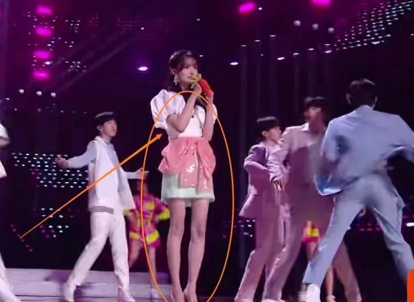 郑爽和时代少年团同台，没有精修的镜头下，腿型认真的吗？