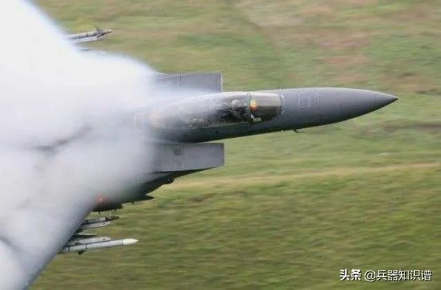 战斗机突破音障的时候，飞行员听不到吗？