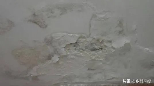 为什么农村的自建房会出现墙面裂缝、开裂、返潮的质量问题？问题出在哪？该怎么解决？