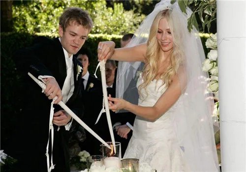 艾薇儿结婚背景音乐是哪首 适合婚礼的英文歌曲有哪些