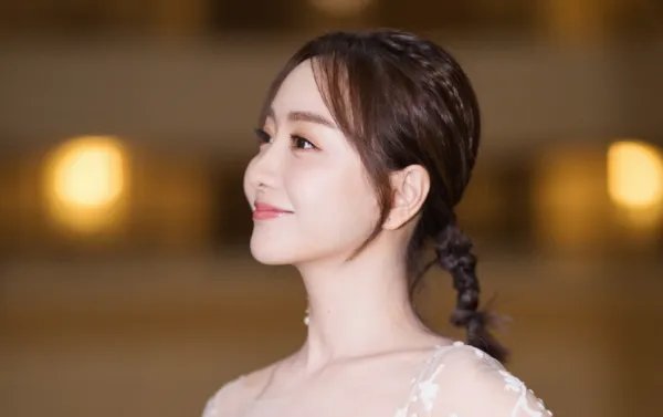 杨蓉喜迎40岁，老板于正晒照庆生，他们之间的关系如何？