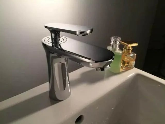 水龙头坏了怎样换水龙头