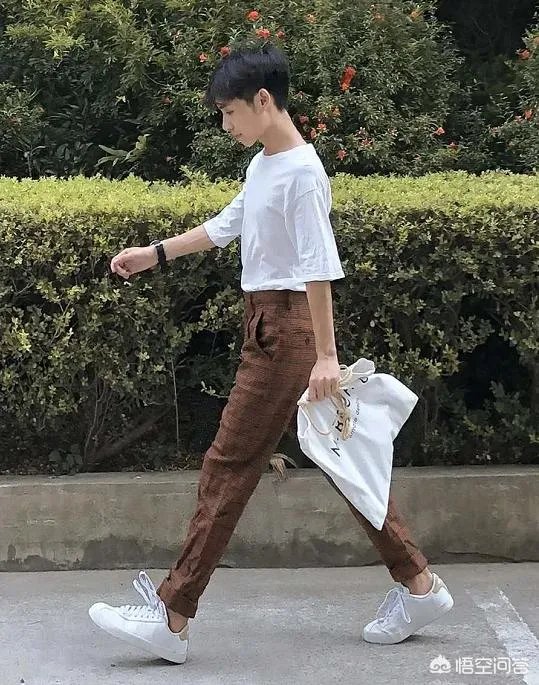 男士如何选择白色T恤？