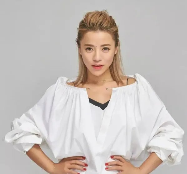 歌手丁当正在与曾为金城武的替身演员恋爱,她是如何回应这件事的?