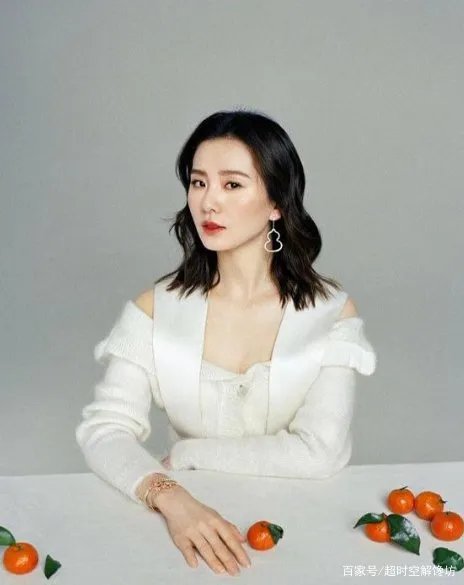 刘诗诗水果写真，黑色柔卷发搭配白衫仙气十足，温柔优雅有多精致？