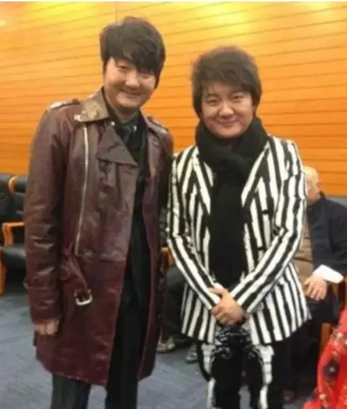 王大治久违现身,约美女踢球累到大口喘气,为何多年未拍戏?