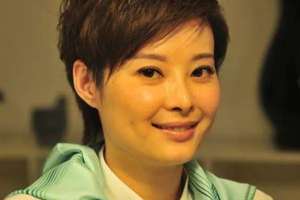 袁立去香港上学了，网友为什么对她信仰基督教呈现两极化态度？