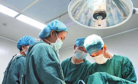 医生手术跪3小时大家怎么看？