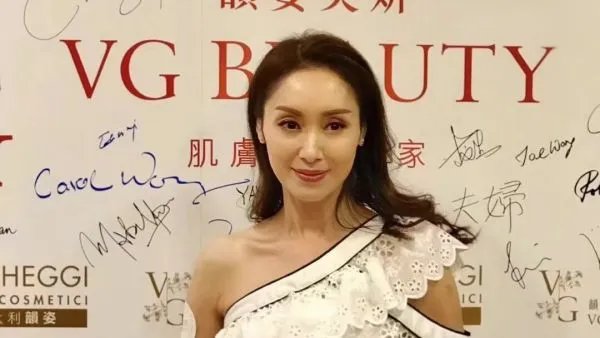 郭可盈家族聚会照曝光全是高颜值，她的家庭基因有优秀？