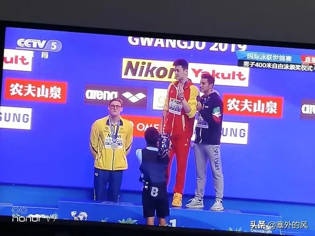 孙杨400米夺冠颁奖时亚军霍顿拒绝上领奖台，拒绝与冠军合影，你怎么看？