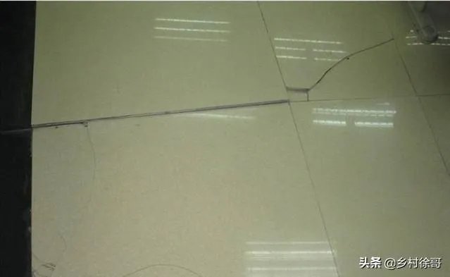 为什么农村的自建房会出现墙面裂缝、开裂、返潮的质量问题？问题出在哪？该怎么解决？