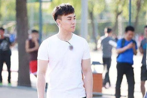 释小龙开豪车带美女游玩，一直没有作品的他为什么这么有钱？