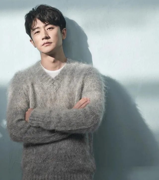 黄轩新恋情曝光，你希望明星隐藏恋情还是公布恋情？