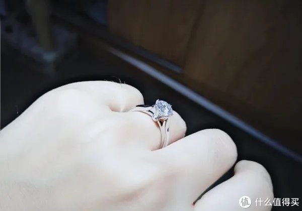 莫桑钻戒指 篇一：如何挑选一颗好的莫桑钻戒指，本人行业内老阿姨，给大家普及一下莫桑钻知识