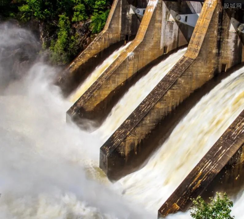 接力营救坠水老太 众人齐心协力将其救活