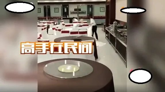 餐厅服务员秒换转盘桌布，这需要一定的技巧吗？