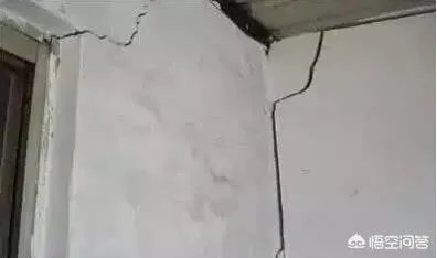 为什么农村的自建房会出现墙面裂缝、开裂、返潮的质量问题？问题出在哪？该怎么解决？