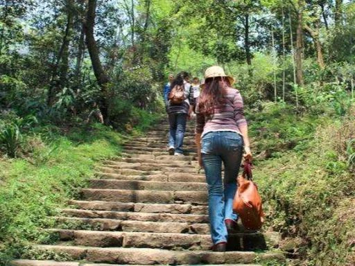 河南嵩山两名5旬游客雨后坠崖，阴雨天气攀爬大山要做好哪些防范措施？