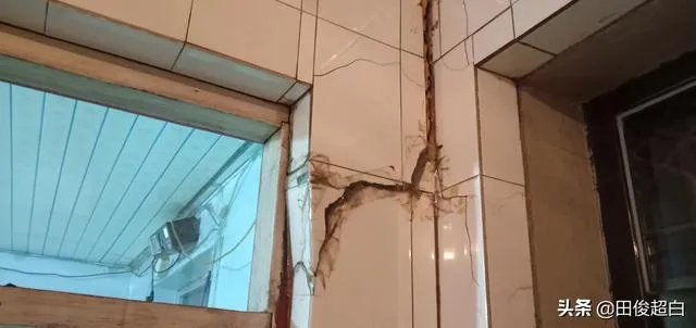 为什么农村的自建房会出现墙面裂缝、开裂、返潮的质量问题？问题出在哪？该怎么解决？