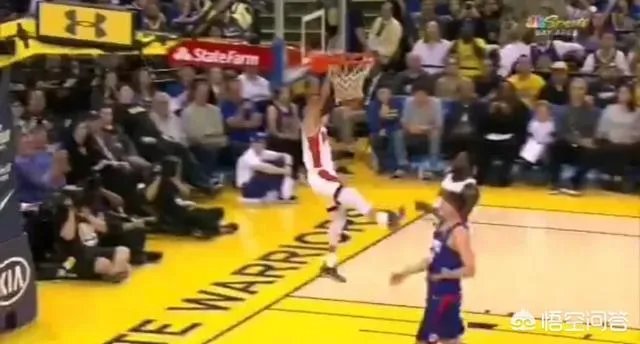 扣篮真的难，库里暴扣被吹无效，记者调侃：在裁判那库里扣篮永不会发生，你怎么看？