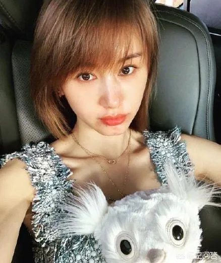 王子文高铁踩桌板是否应该被谴责？