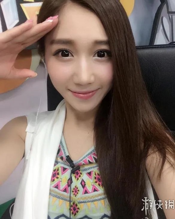 《LOL》最美游戏女主播登男人装：火辣身材一览无遗