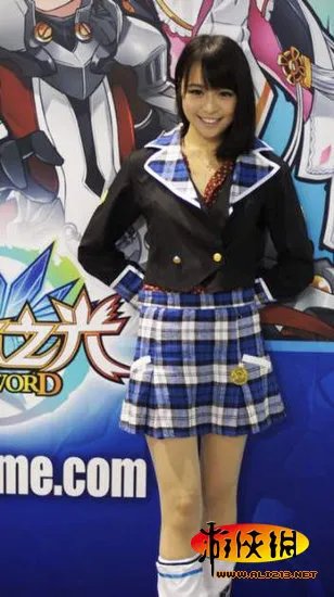 混血嫩模扮春丽一夜爆红 玩COS变成名捷径