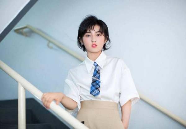 同为新生，张子枫赵今麦同学合影差距大，为什么一个不起眼一个鹤立鸡群？